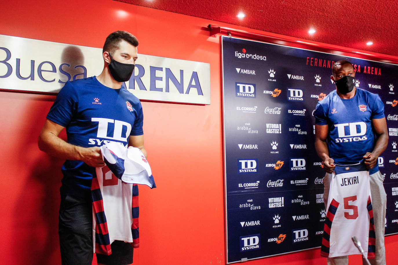 Peters y Jekiri muestran sus camisetas durante la presentación. 
