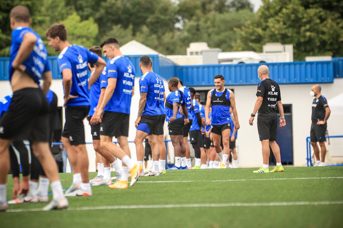 Machín ha dirigido el primer entrenamiento del Alavés en Ibaia. 