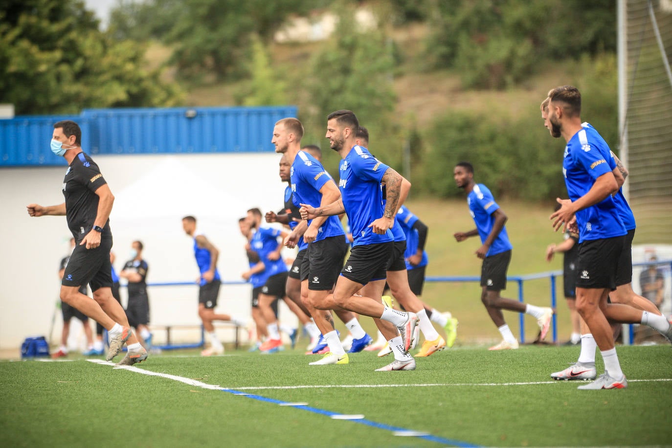 Machín ha dirigido el primer entrenamiento del Alavés en Ibaia. 