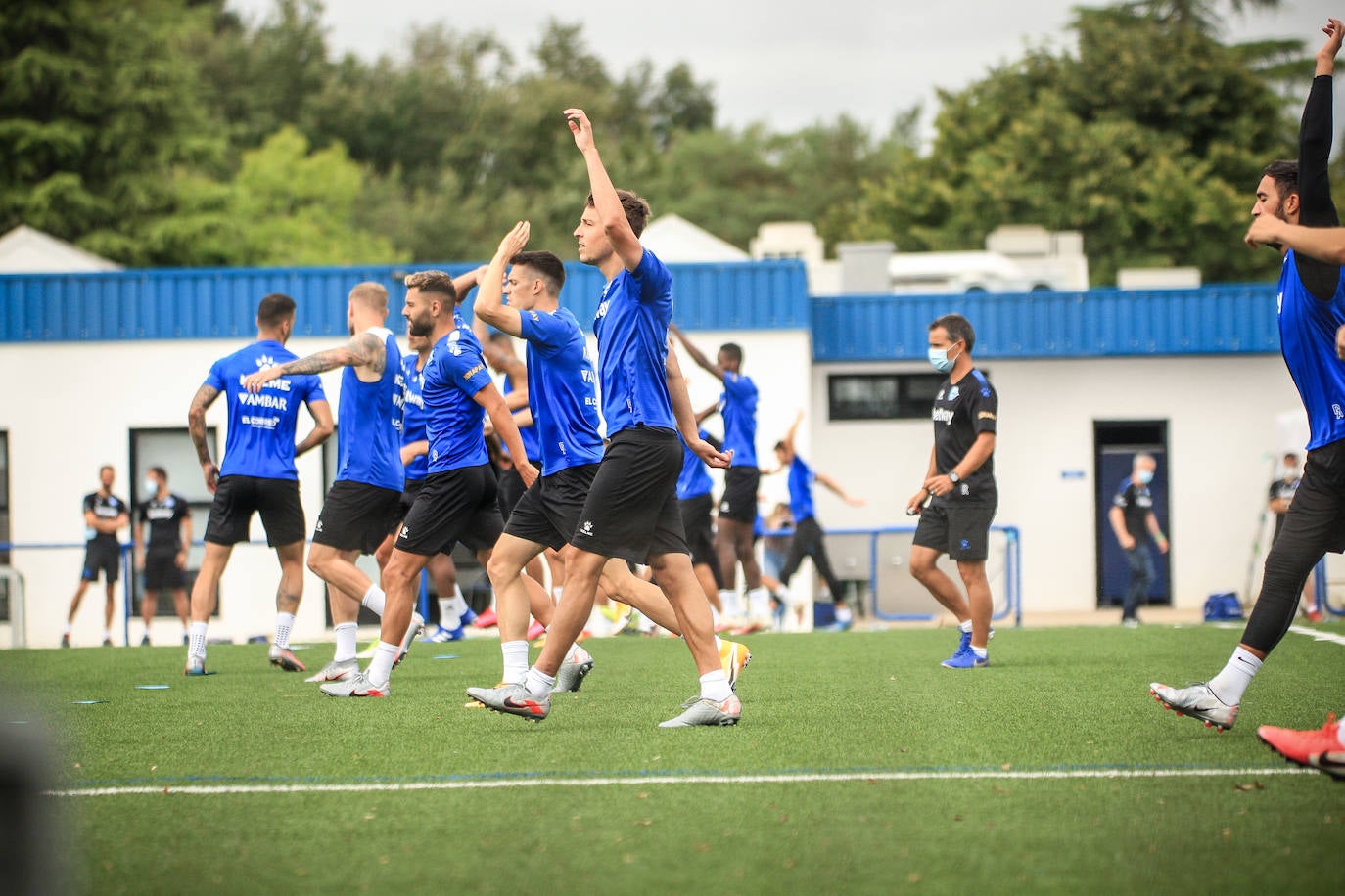 Machín ha dirigido el primer entrenamiento del Alavés en Ibaia. 