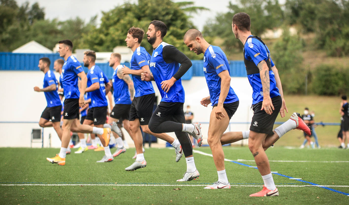 Machín ha dirigido el primer entrenamiento del Alavés en Ibaia. 