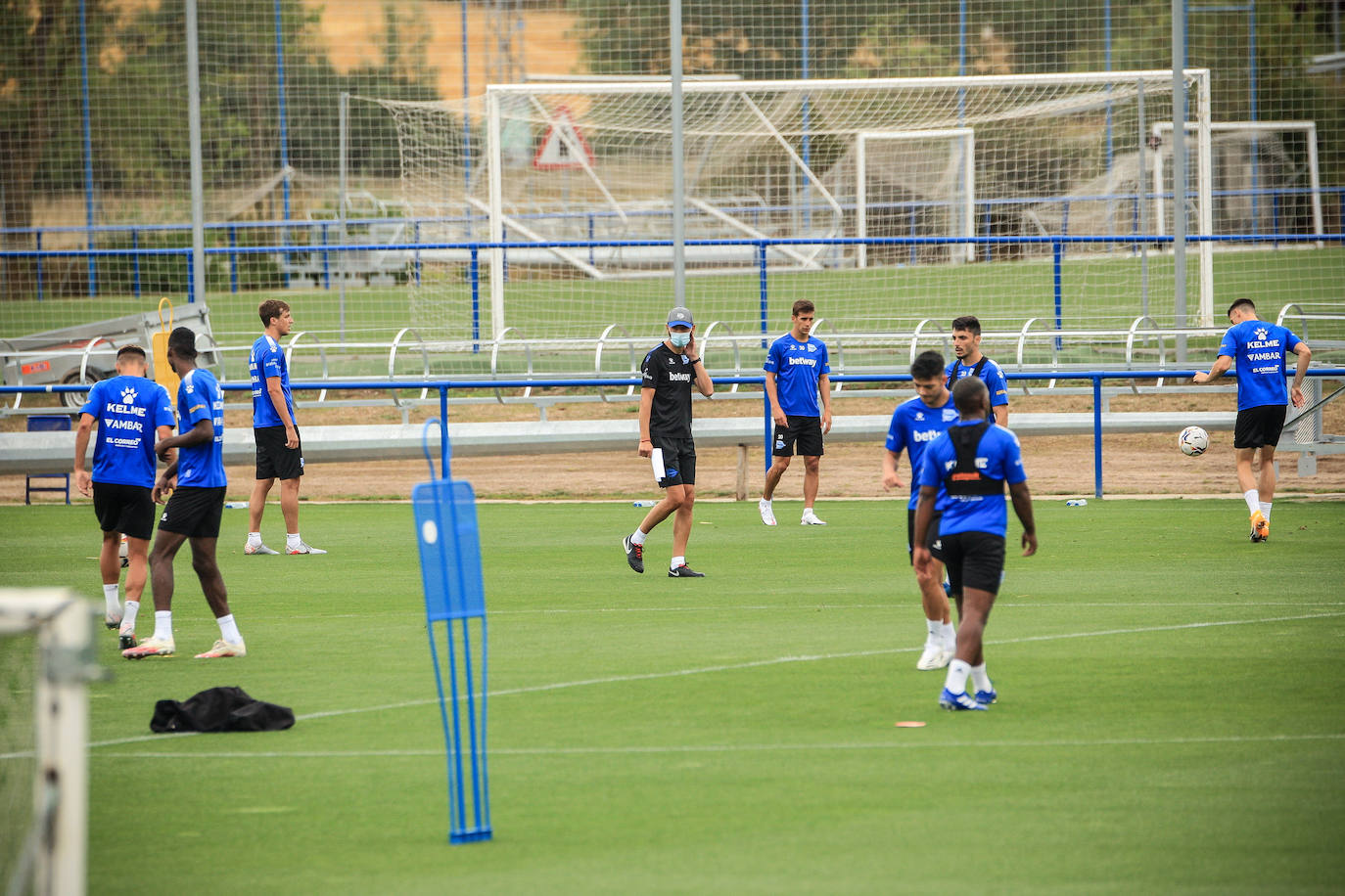 Machín ha dirigido el primer entrenamiento del Alavés en Ibaia. 