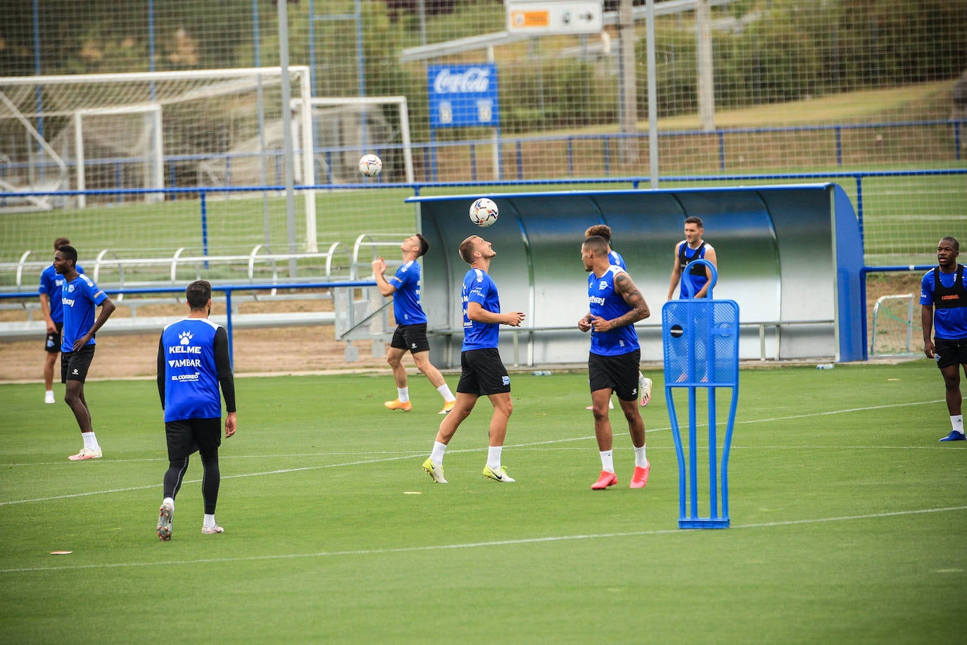Machín ha dirigido el primer entrenamiento del Alavés en Ibaia. 