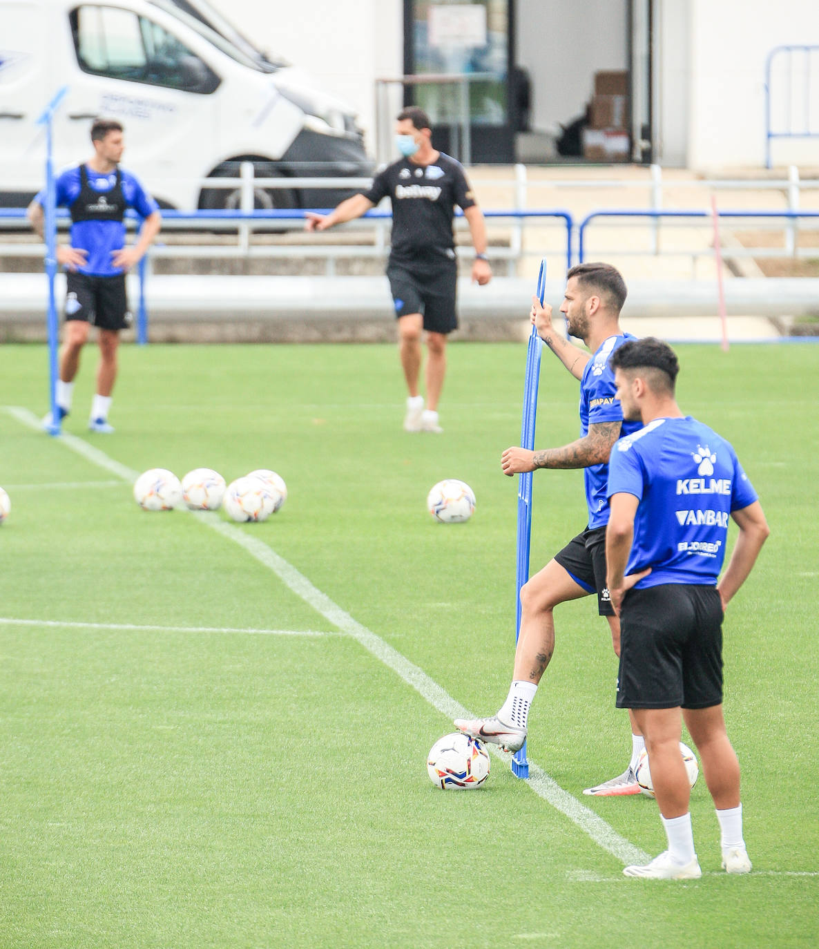 Machín ha dirigido el primer entrenamiento del Alavés en Ibaia. 