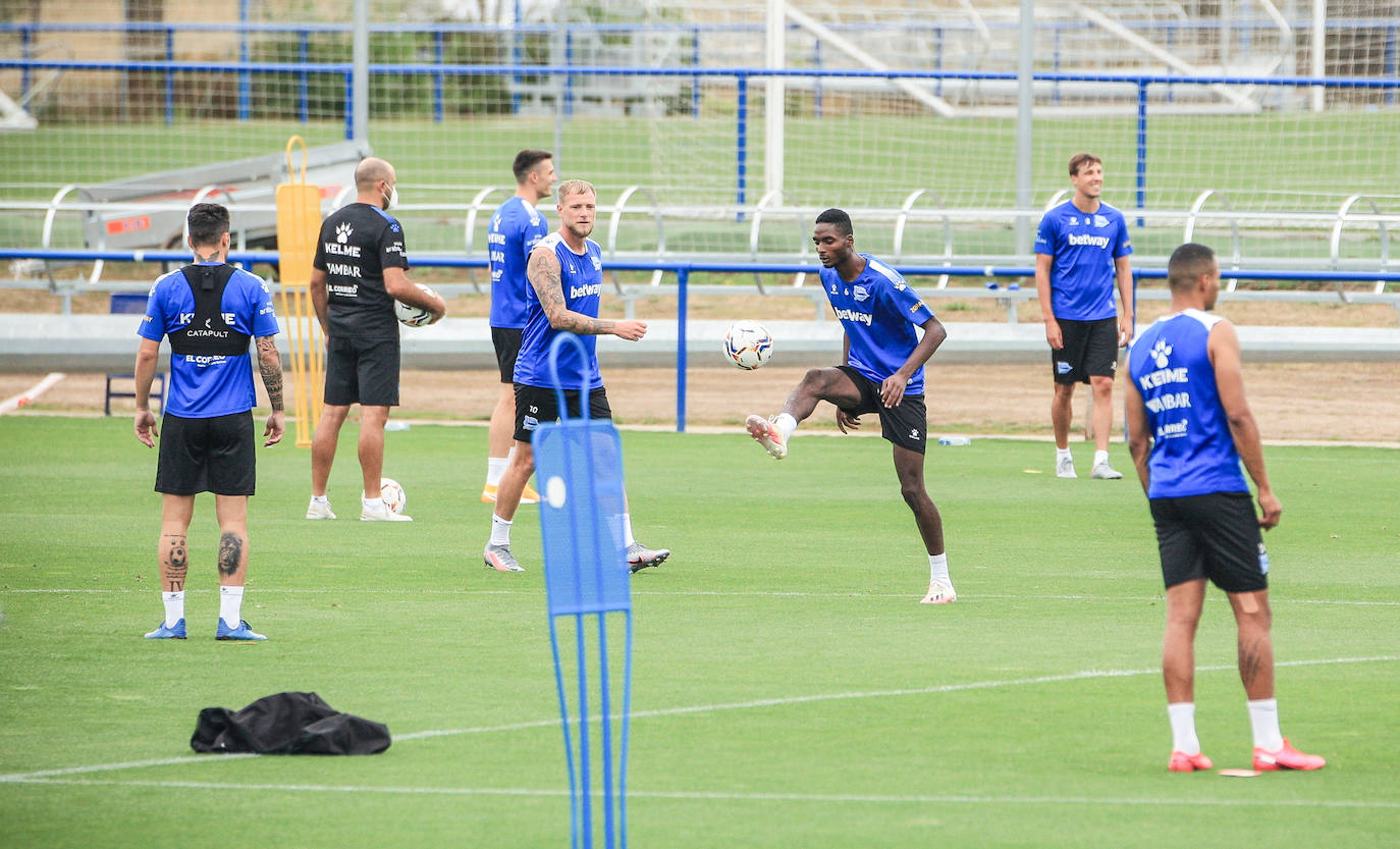 Machín ha dirigido el primer entrenamiento del Alavés en Ibaia. 