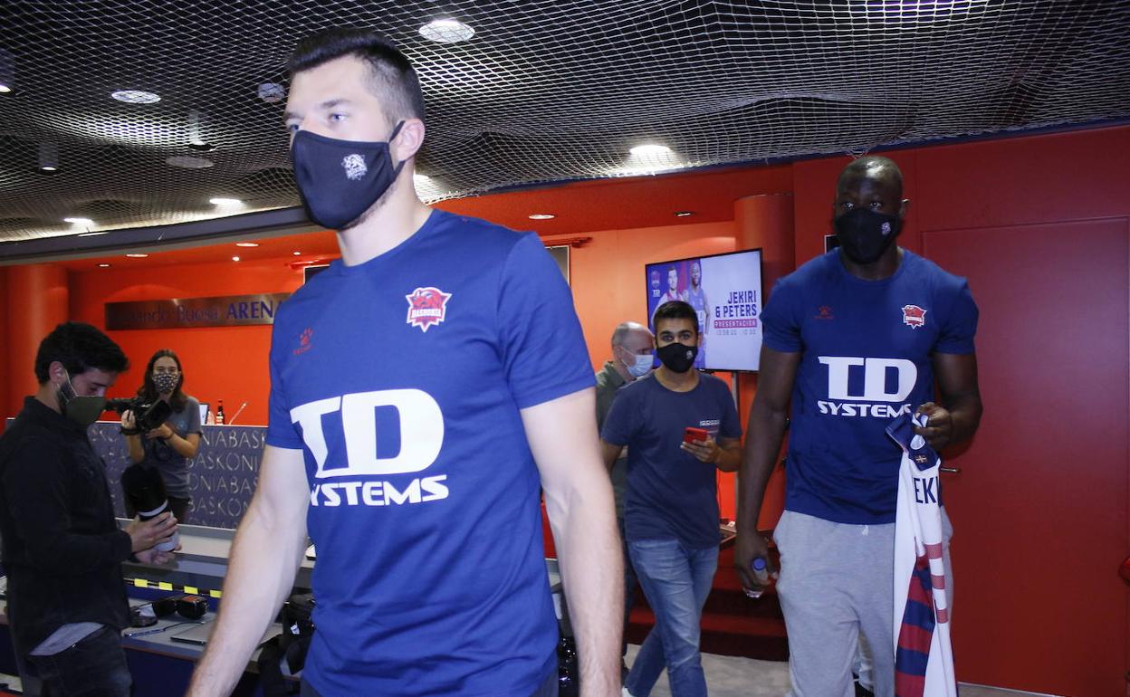 Peters y Jekiri llegan a la sala de prensa para su presentación. 