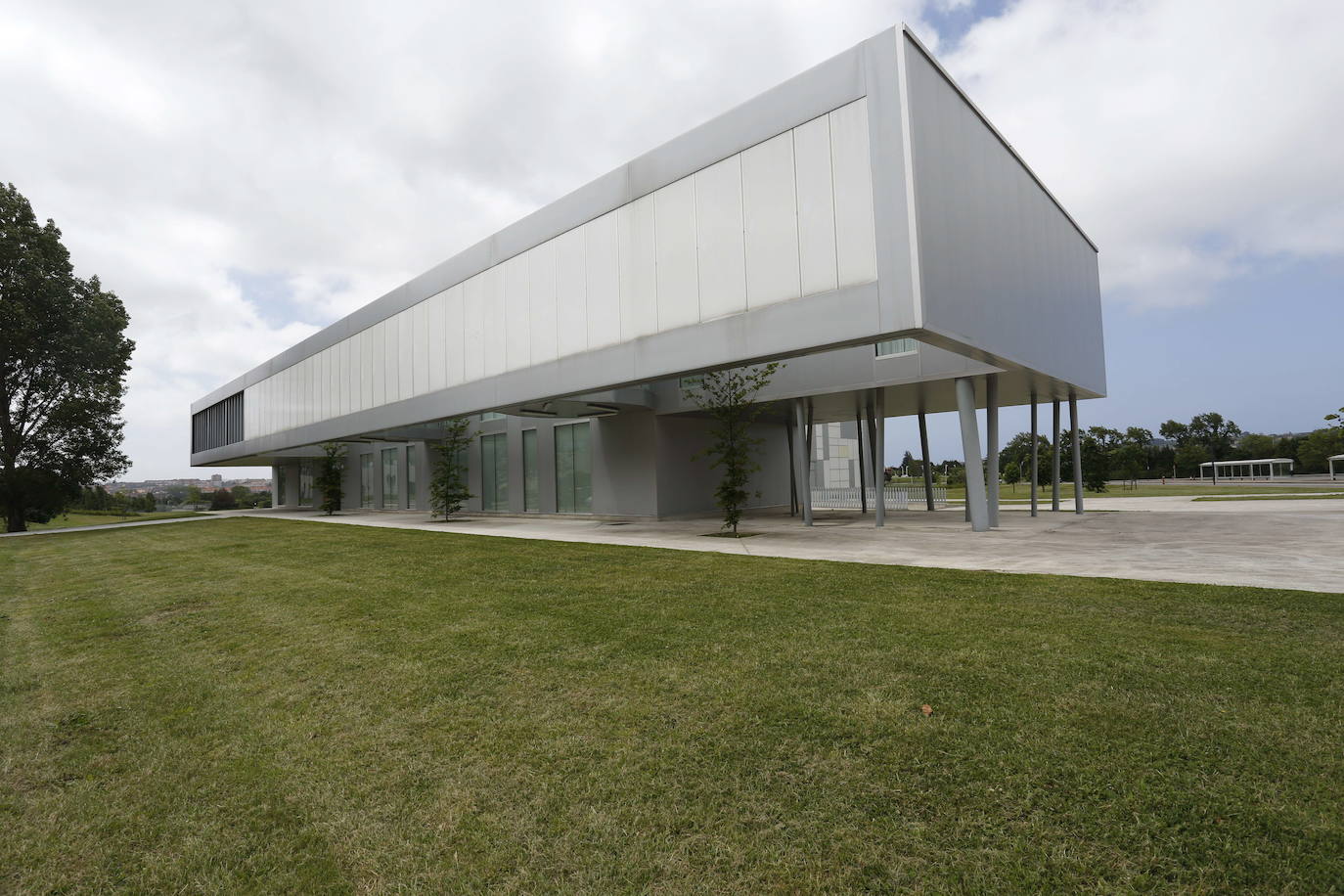 Edificiio de servicios científico-técnicos del campus de Gijón.