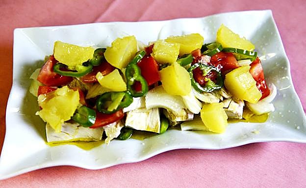 Ensalada de bonito con patata cocida y tomate. 