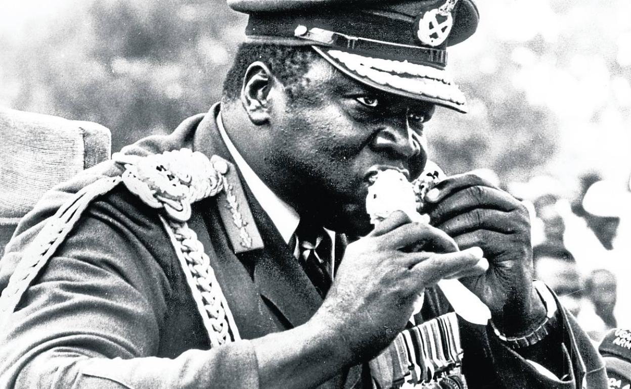 Idi Amin, devorando un muslo de pollo durante un desfile militar en 1978.