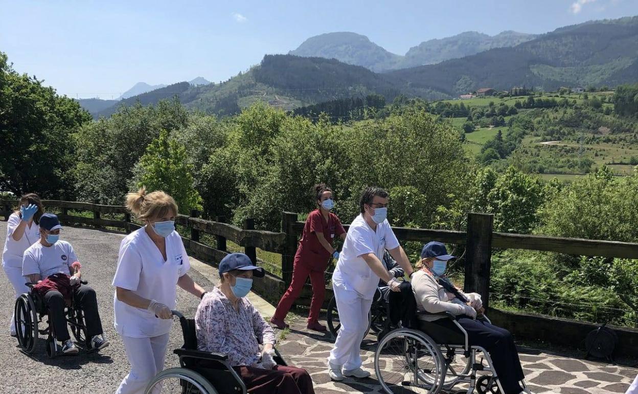 Profesionales dan un paseo junto a usuarios en una residencia vizcaína.