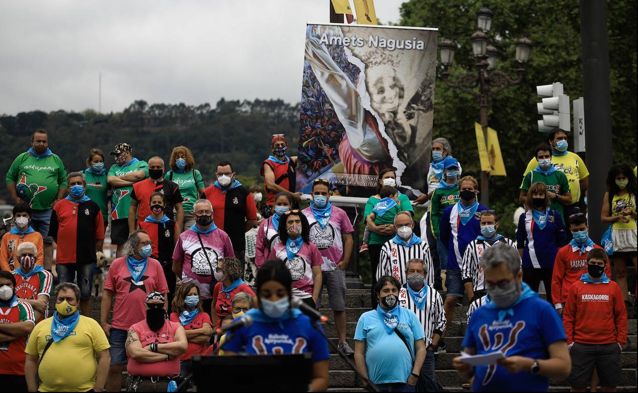 Un centenar de componentes de las comparsas ha comparecido hoy frente al Arriaga