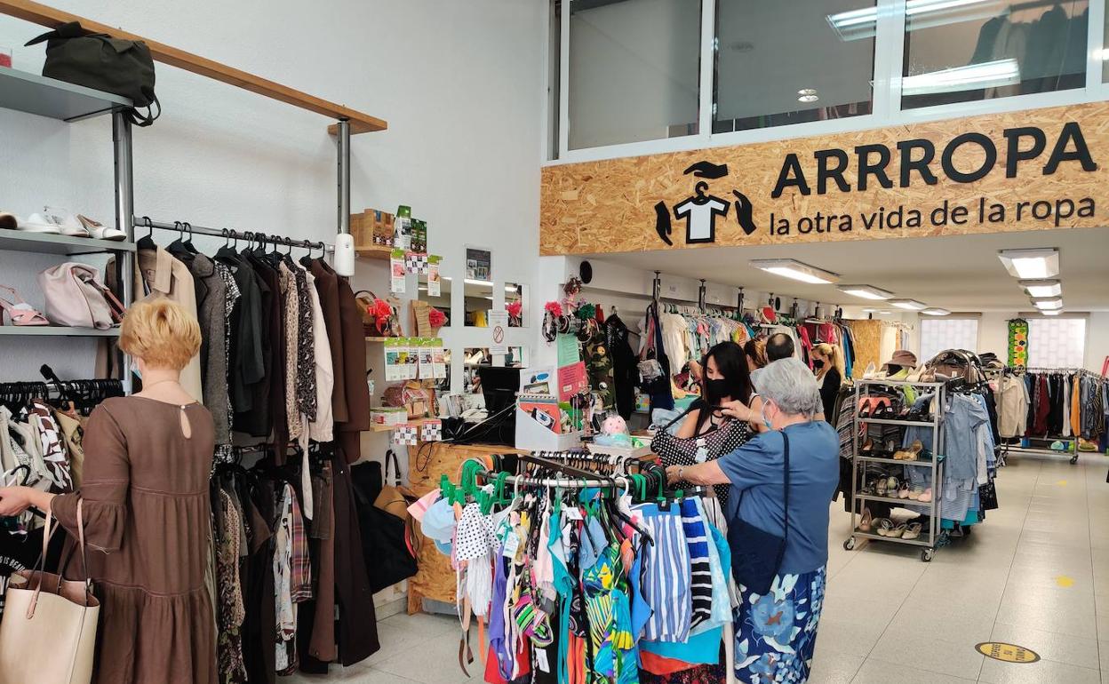 La tienda tiene abiertas sus puertas en la calle Condado de Treviño, 34. 