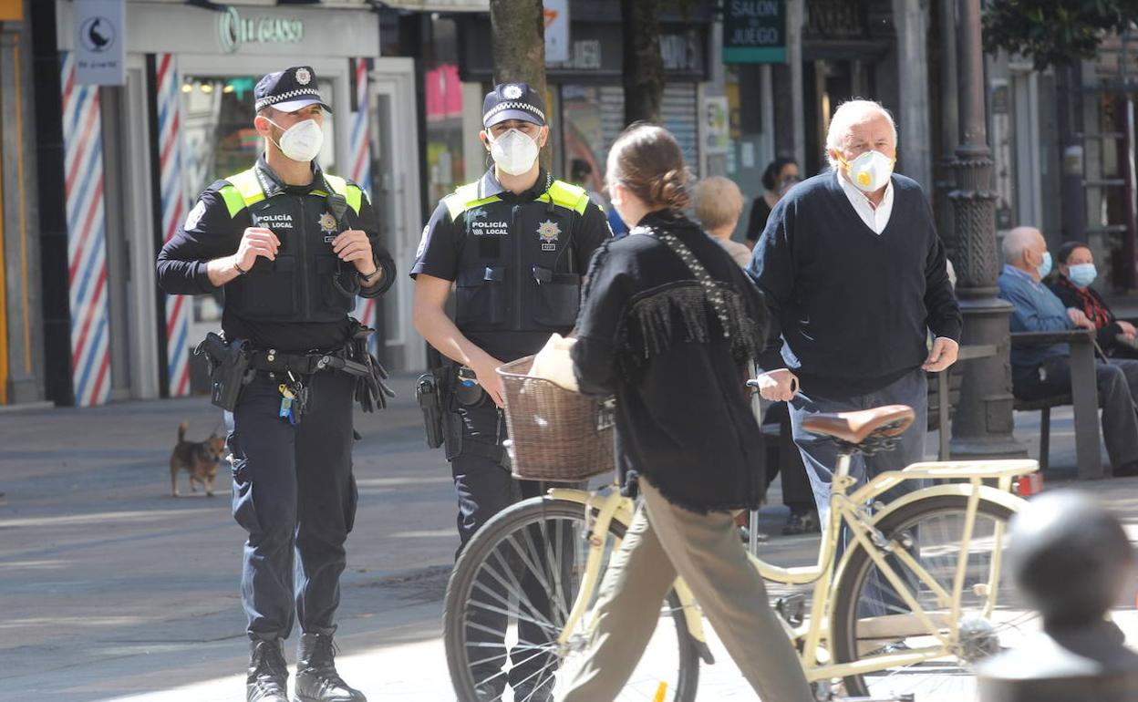 La Policía Local controla el uso de la mascarilla en las calles de Vitoria. 