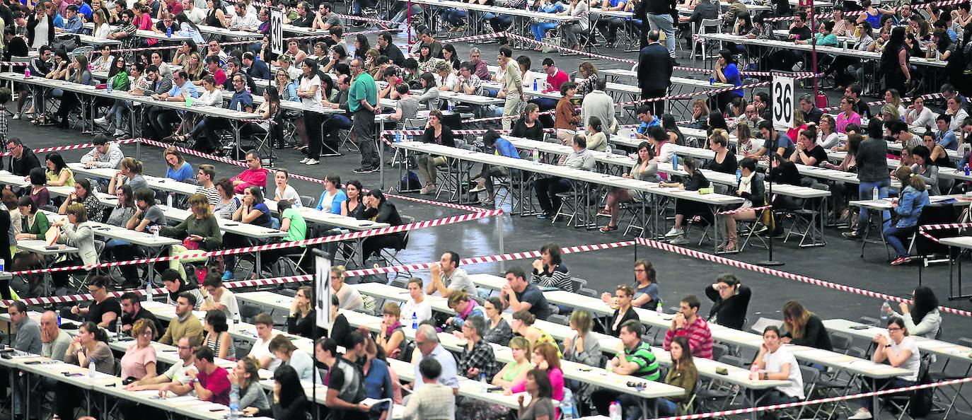 Opositores a una plaza de profesor realizan una prueba en el BEC de Barakaldo. 