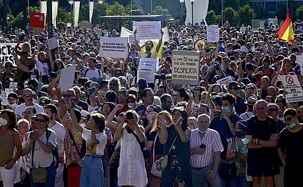Centenares de personas acudieron ayer a la plaza de Colón para protestar contra el uso de la mascarilla. 