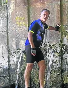 Imagen secundaria 2 - Leticia Comerón en el Camino de Santiago portugués. Abecia carga las maletas. Fernández de Pinedo, en la zona de Ezcaray. 