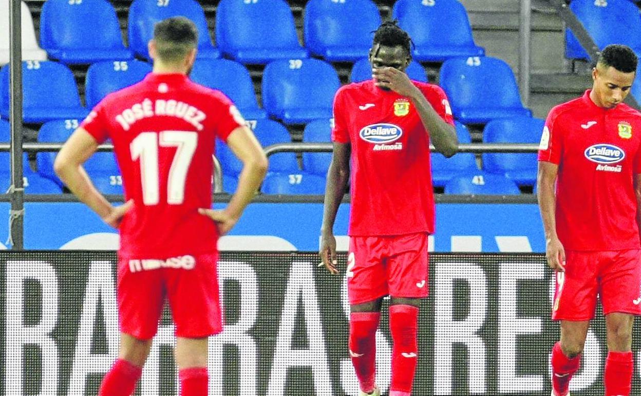 Varios futbolistas el Fuenlabrada lamentan el 2-1 definitivo en el encuentro disputado el pasado 7 de agosto en Riazor. 