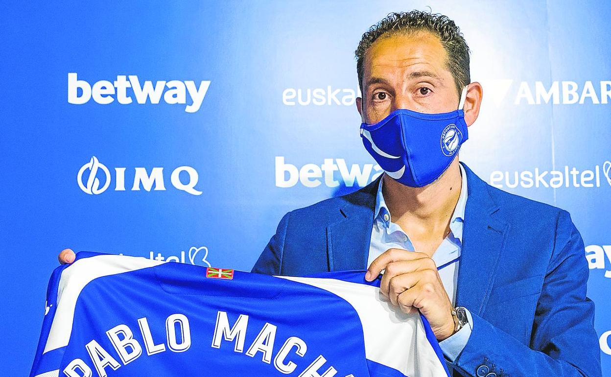 Pablo Machín, en la imagen en su presentación en Mendizorroza, recuerda que «la premisa innegociable es el trabajo y la actitud».