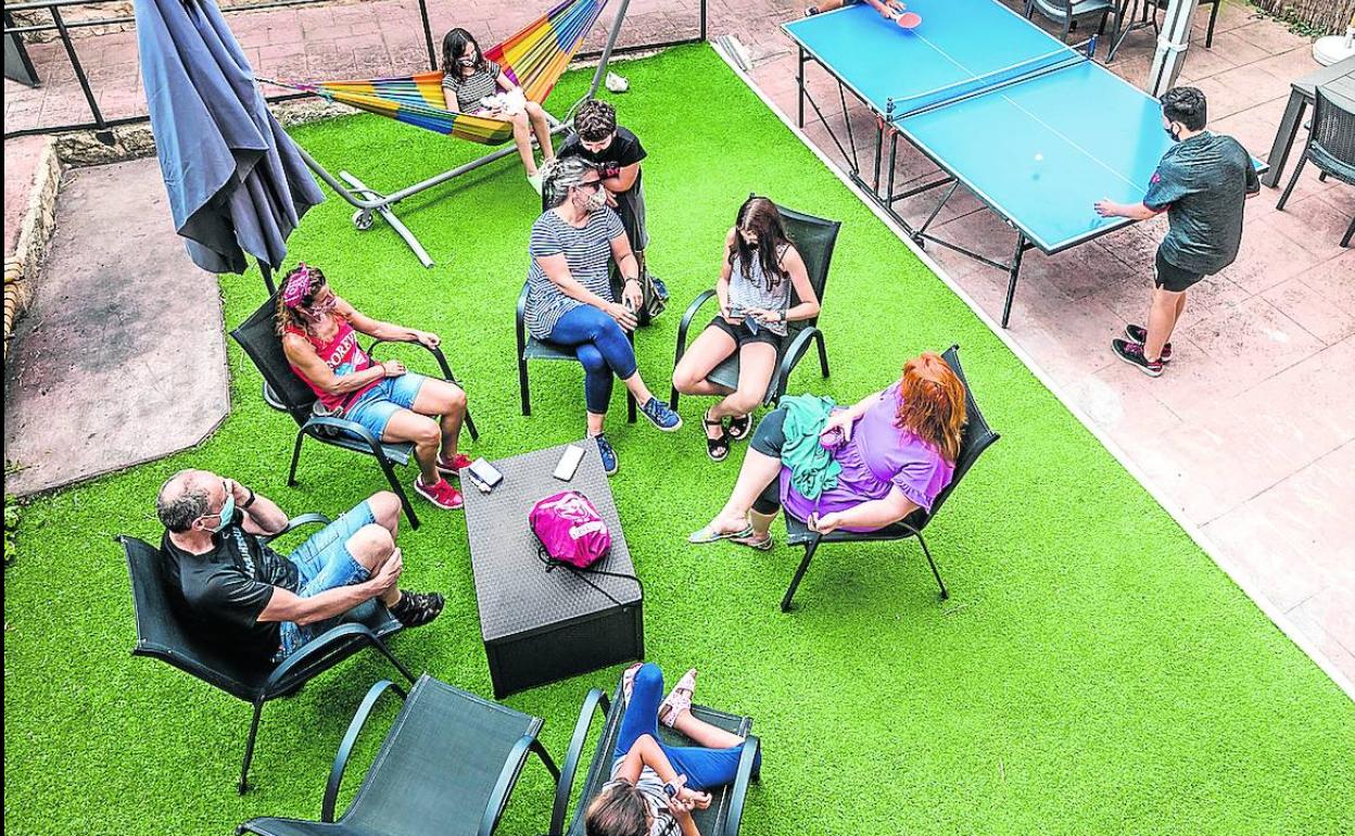 Varias personas disfrutan de la casa rural Madera y Sal en Salinas de Añana.