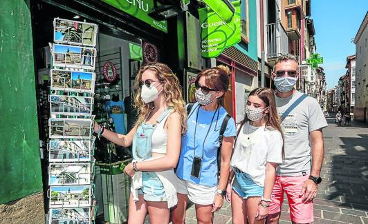 El grupo para en una tienda de recuerdos de la calle Cuchillería.