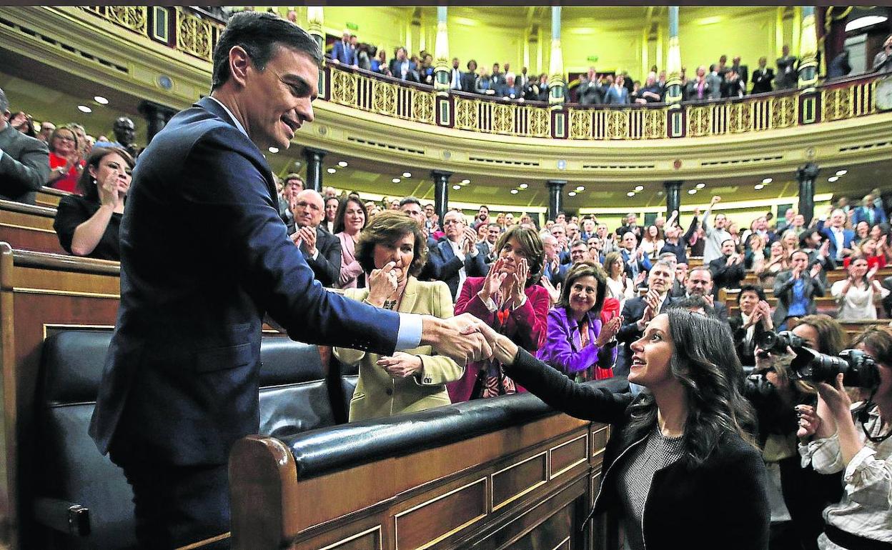 Inés Arrimadas felicita a Pedro Sánchez tras haber sido elegido presidente del Gobierno el pasado 7 de enero. 