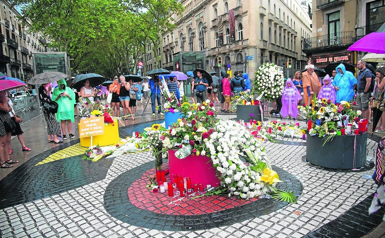 Unas flores homenajean el lugar donde tuvo lugar el atropello mortal de Las Ramblas.