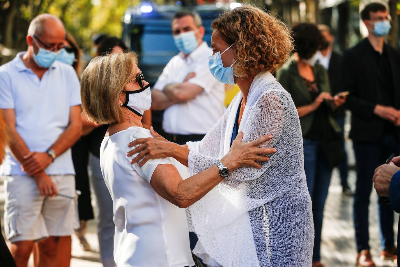 La presidenta del Congreso de los Diputados , Meritxell Batet (d), conversa con una asistente a la ofrenda floral en las Ramblas, celebrada durante el acto de homenaje a las víctimas del atentado terrorista del 17 de agosto de 2017.