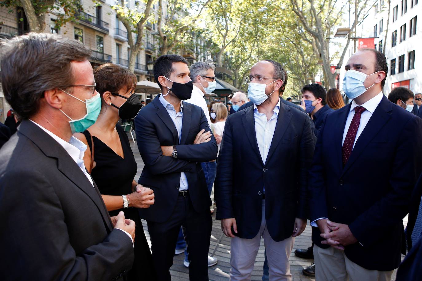 El presidente del PP en Cataluña Alejandro Fernandez (2d) conversa con diputado de Ciudadanos , Martín Blanco (3i) tras el minuto de silencio y ofrenda floral durante el acto de homenaje a las víctimas del atentado terrorista del 17 de agosto de 2017.