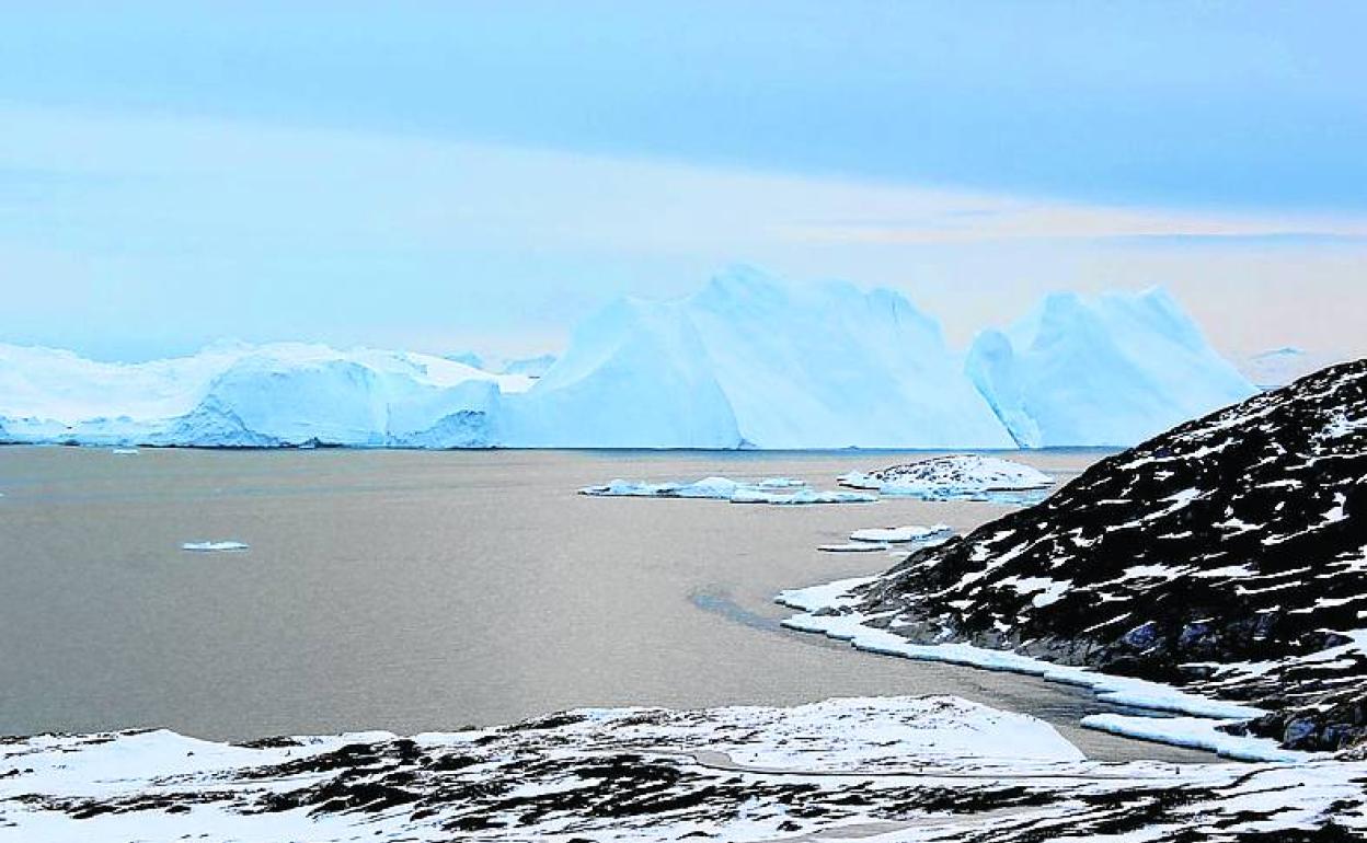 Icebergs cerca de la c osta de Groenlandia. 