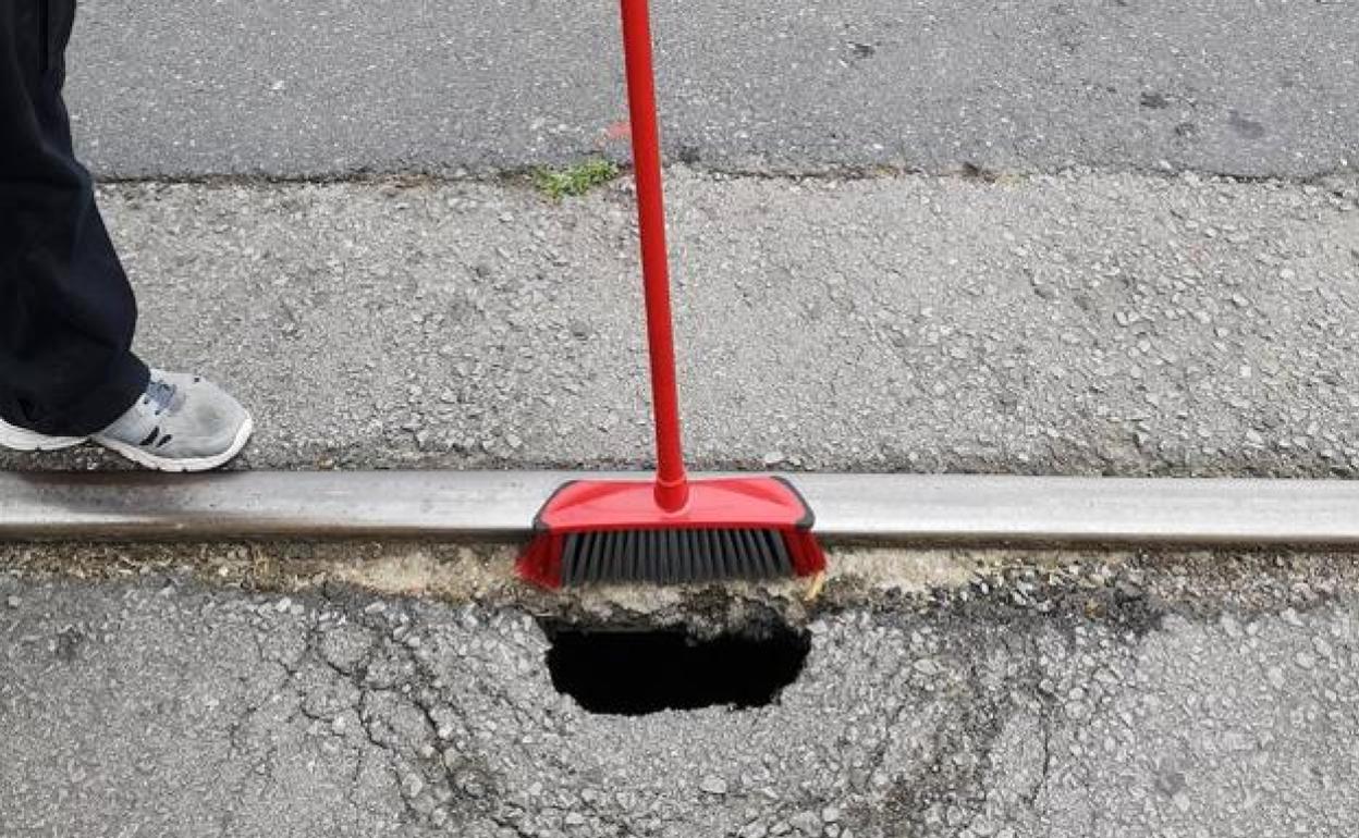 El Ayuntamiento de Basauri arregla el socavón del paso a nivel de El Kalero