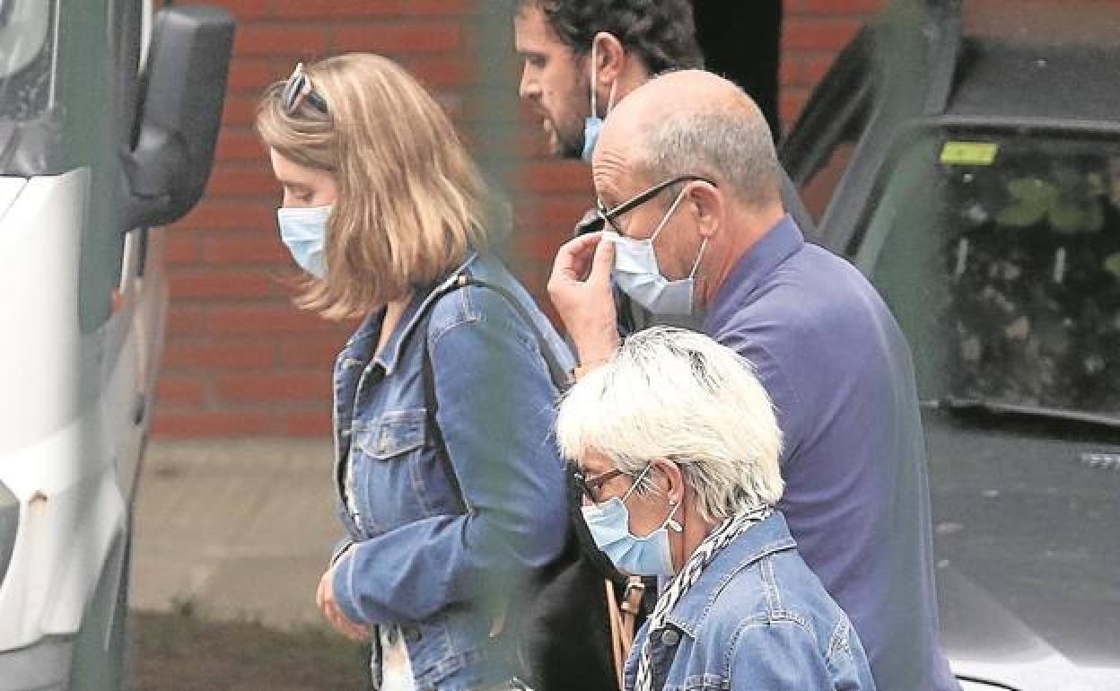 Familiares de Alberto Sololuze, el lunes antes de la reunión con el lehendakari. 