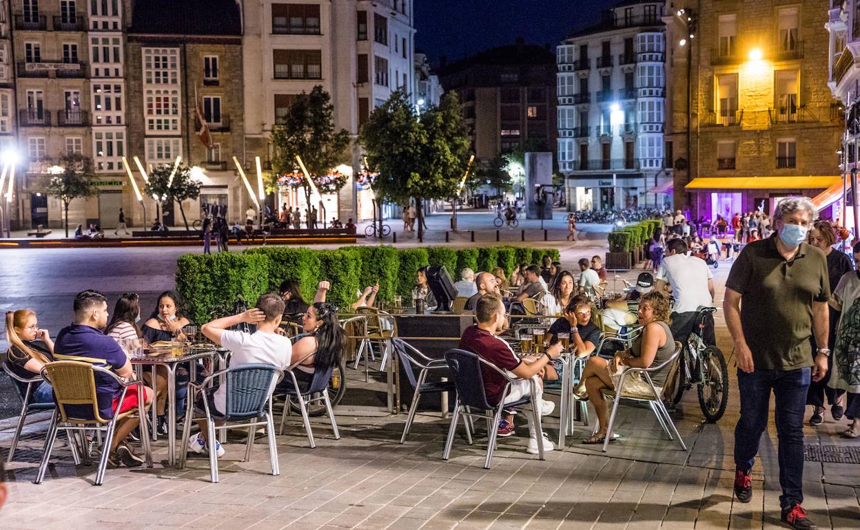 Ciudadanos disfrutan de las terrazas del centro de Vitoria-Gasteiz durante la desescalada.