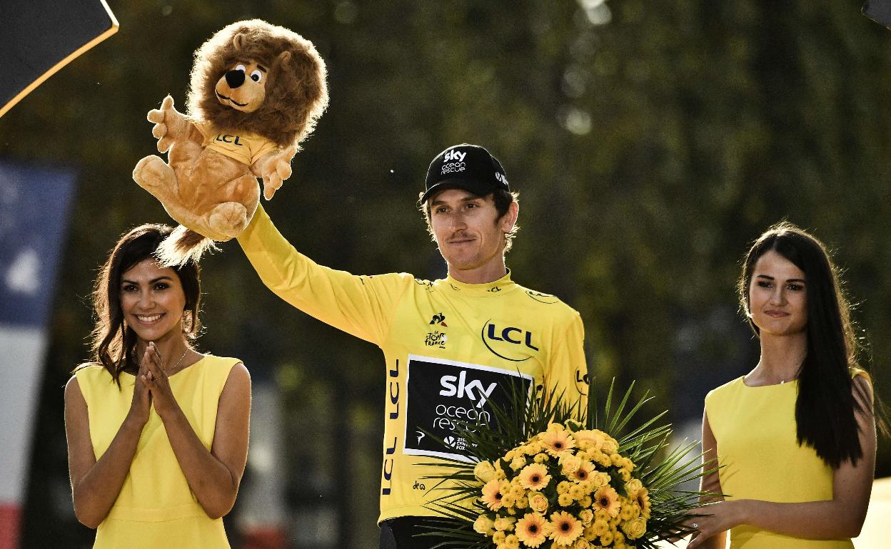 Geraint Thomas, con dos azafatas en el podio de París, en 2018. 