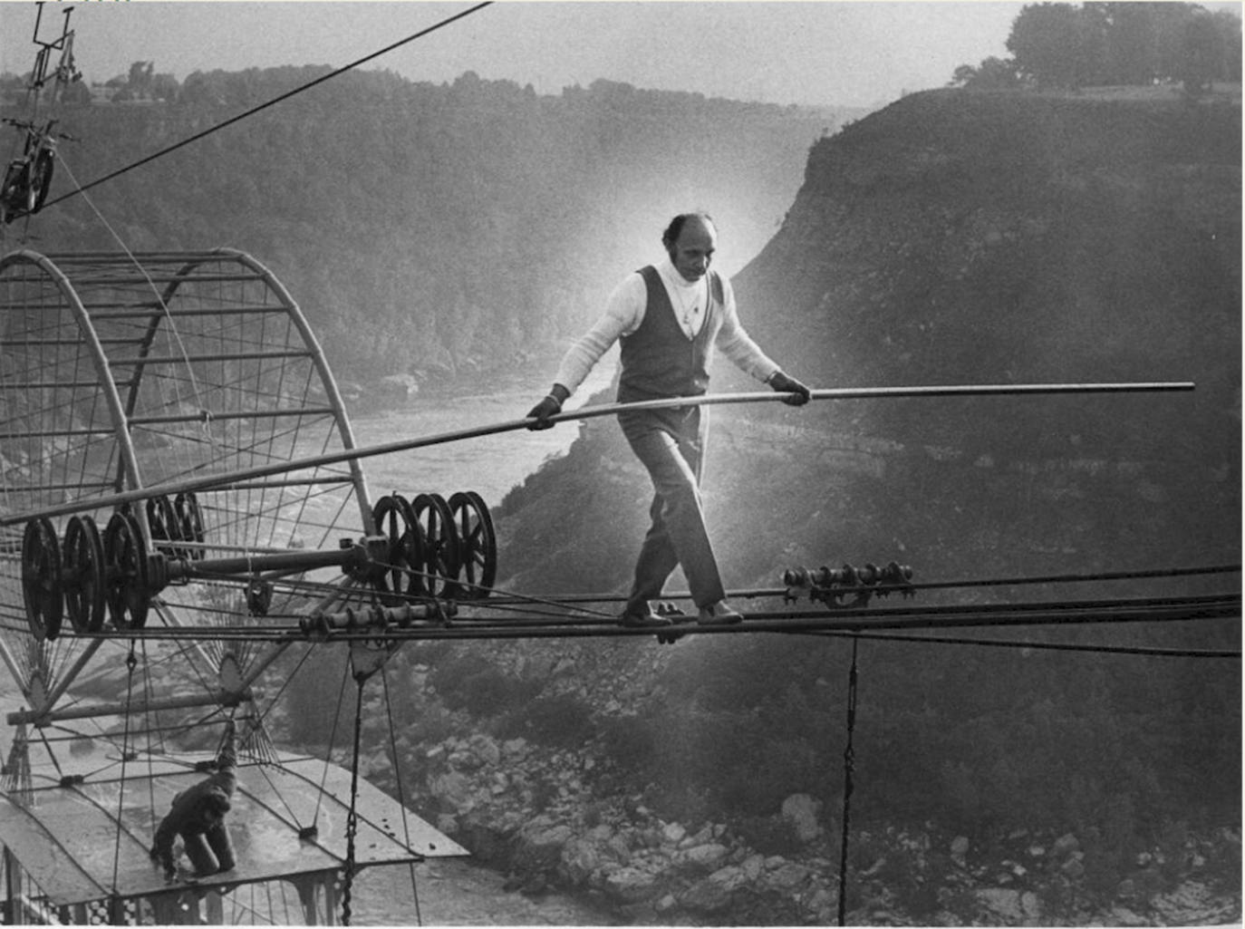 El funámbulo francés Henri Rechatin 1975, sobre el Spanish Aerocar. El telférico más antiguo en funcionamiento del mundo, ubicado en las cataratas del Niágara. 