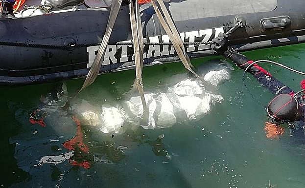 Sumergen un cadáver ficticio en un embalse de Arrankudiaga para confundir a la Ertzaintza