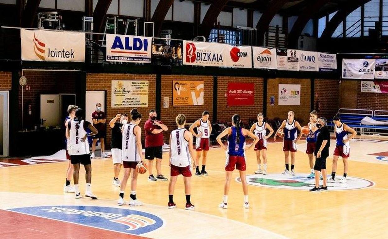 Integrantes de la plantilla del conjunto vizcaíno en un entrenamiento en Maloste. 