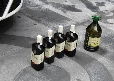 Imagen secundaria 1 - Detenidos tras robar cuatro botellas de whisky, una garrafa de aceite y una tablet en dos tiendas de Indautxu