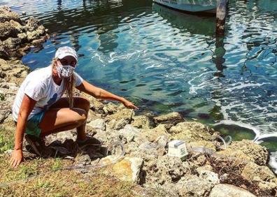 Imagen secundaria 1 - La monoaleta le ayuda a deslizarse por el agua. Abajo, señalando residuos y suciedad en aguas de Miami. 