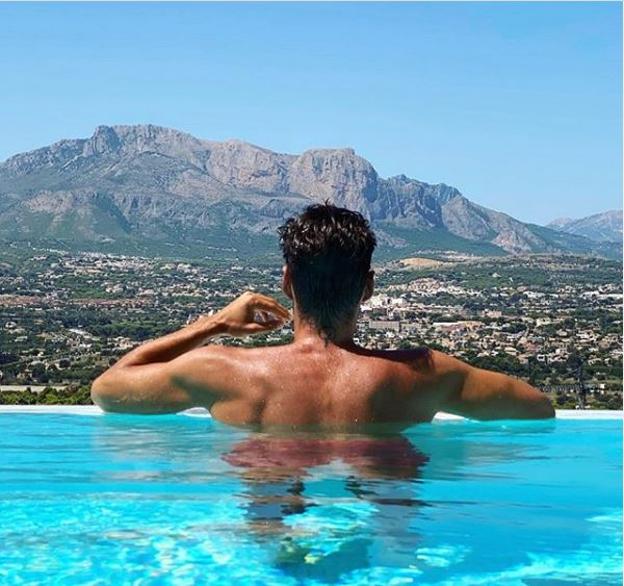 Kortajarena, fotografiado de espaldas en una piscina.