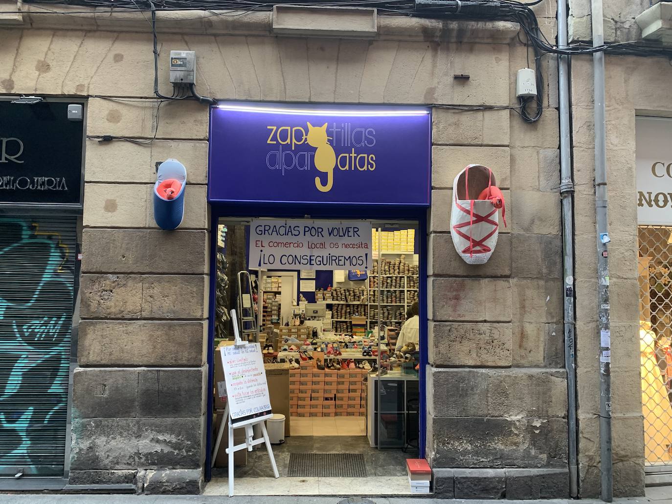 Fotos: La especial tienda de Milagros en el Casco Viejo con más de 1.000 alpargatas