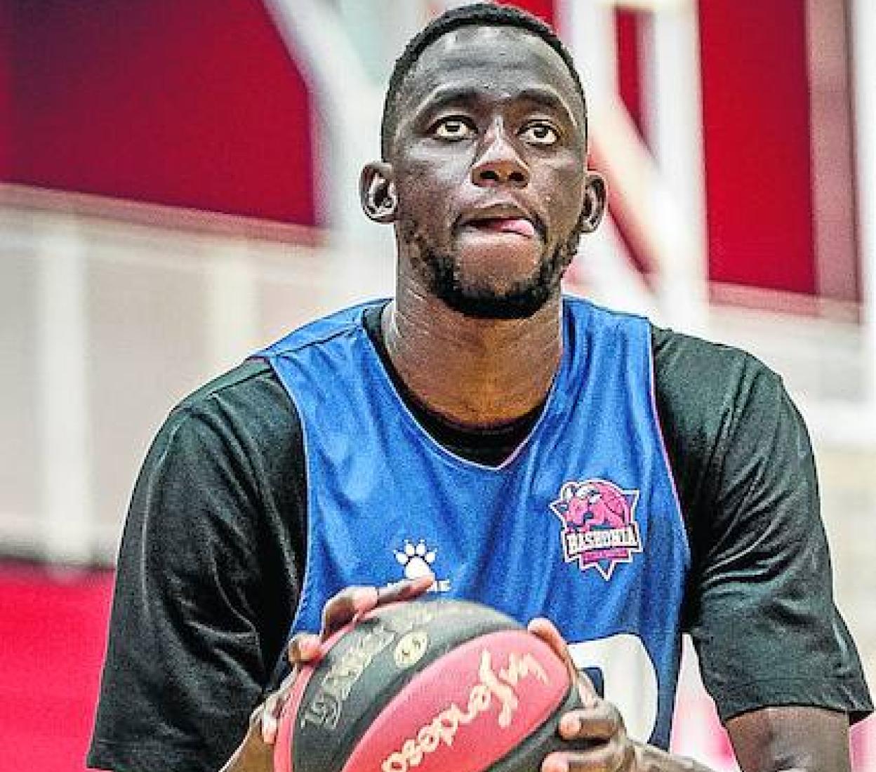 Diop se dispone a lanzar en un entrenamiento en el Bakh.