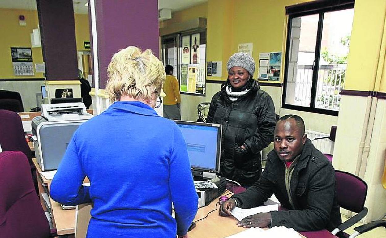 Dos inmigrantes, en la oficina del Ecyl.