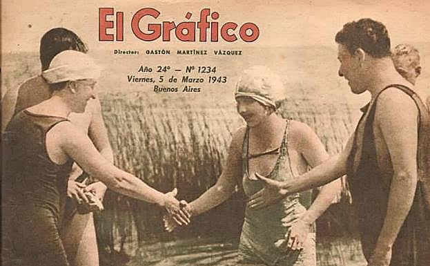 Los compañeros de Harrison la felicitan en su llegada a Punta Lara. 