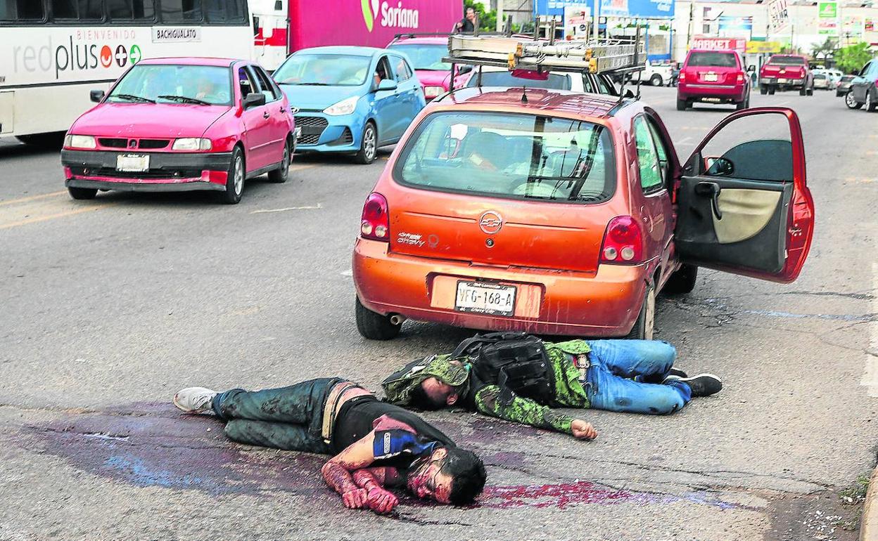 Dos policías yacen en el suelo tras ser abatidos en la denominada 'batalla de Culiacán' en octubre del año pasado.