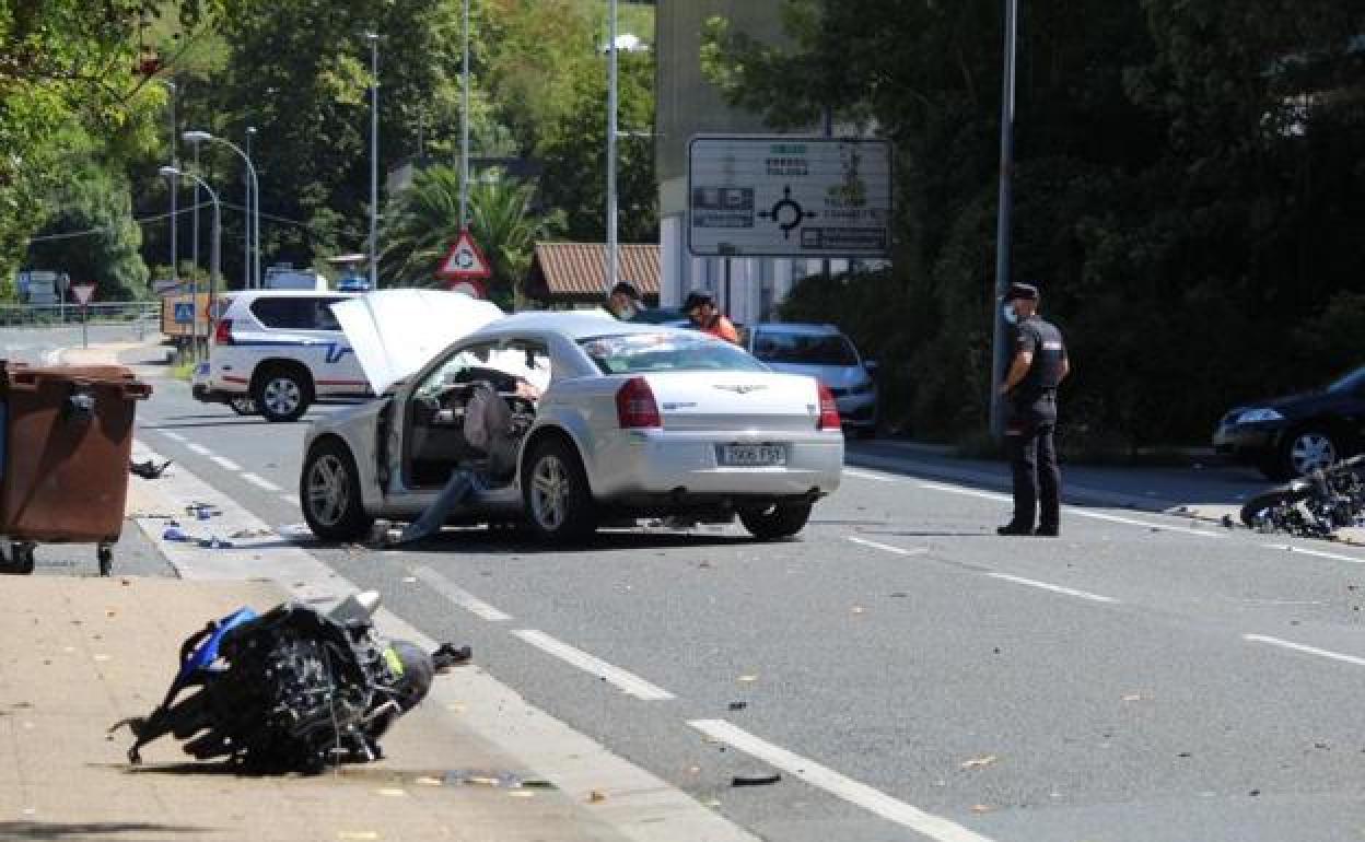 Momento después de la colisión entre la motocicleta que conducía el joven fallecido y un turismo 
