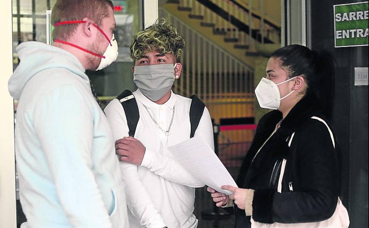 Alumnos del instituto Bertendona, tras reabrir en la fase dos.