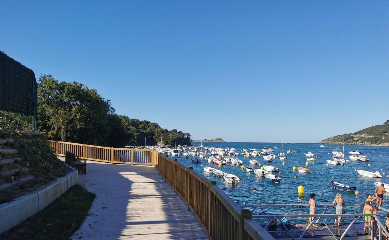 El nuevo sendero peatonal en el entorno de la playa de Toña 