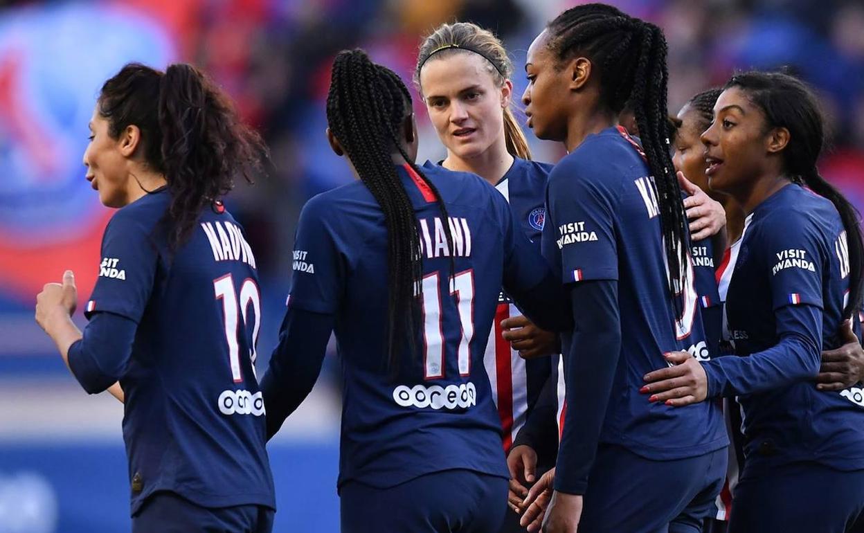 Irene Paredes, en el centro, junto a varias de sus compañeras del PSG en un partido. 