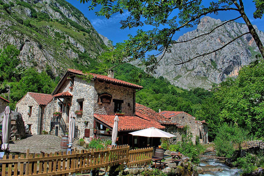 Bulnes: En Asturias, justo en medio del Parque Nacional de los Picos de Europa, se encuentra el pequeño pueblo de Bulnes, probablemente uno de los pueblos más pequeños de España, con tan solo 34 habitantes. Antes de 2001, este asentamiento de montaña estaba realmente aislado, solo se podía llegar caminando por senderos de montaña. Ahora hay un funicular que facilita el traslado. Destaca la belleza de las casas de piedra y de la cruda naturaleza que lo rodea. La meca de los escaladores de fama mundial El Naranjo de Bulnes, está justo en la puerta.