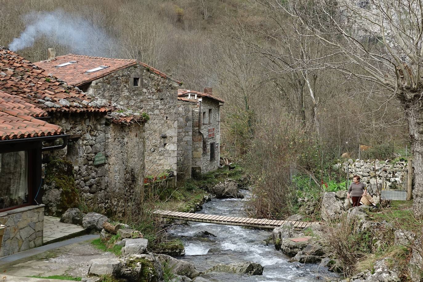 Bulnes: En Asturias, justo en medio del Parque Nacional de los Picos de Europa, se encuentra el pequeño pueblo de Bulnes, probablemente uno de los pueblos más pequeños de España, con tan solo 34 habitantes. Antes de 2001, este asentamiento de montaña estaba realmente aislado, solo se podía llegar caminando por senderos de montaña. Ahora hay un funicular que facilita el traslado. Destaca la belleza de las casas de piedra y de la cruda naturaleza que lo rodea. La meca de los escaladores de fama mundial El Naranjo de Bulnes, está justo en la puerta.